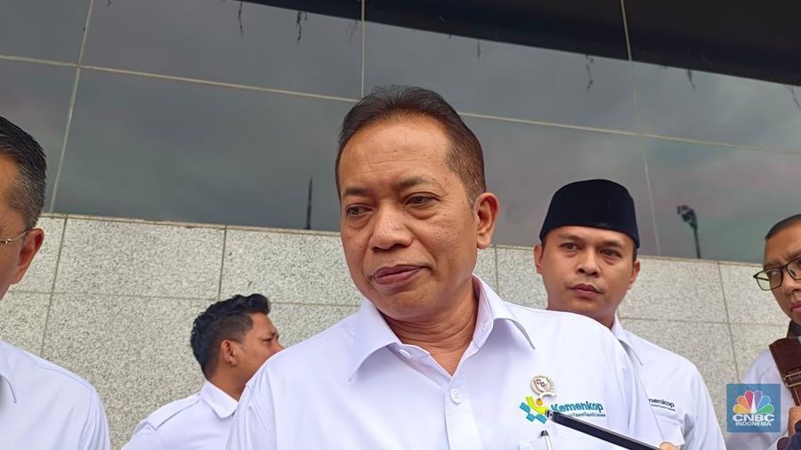 Wakil Menteri Koperasi (Wamenkop) Ferry Juliantono saat ditemui di Kompleks Parlemen, Jakarta, Senin (26/5/2025). (CNBC Indonesia/Martya Sari Rizki)