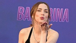 Tangis Ana de Armas Sebelum Bakar 100 Orang di Ballerina
