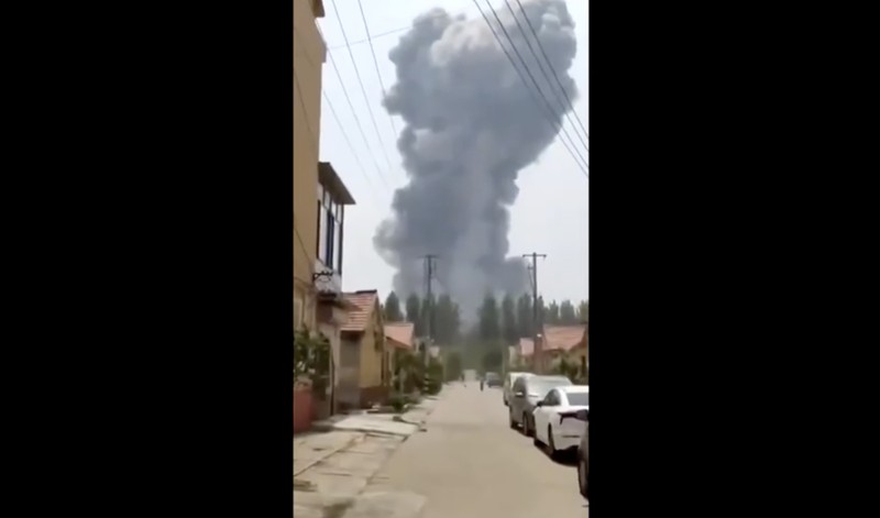 Asap mengepul dari ledakan di Gaomi, Provinsi Shandong, Tiongkok, 27 Mei 2025, dalam tangkapan layar yang diambil dari video media sosial. via REUTERS