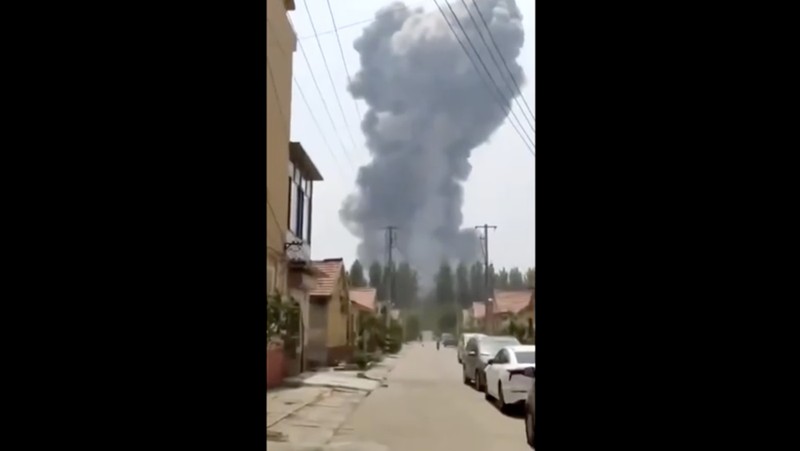 Asap mengepul dari ledakan di Gaomi, Provinsi Shandong, Tiongkok, 27 Mei 2025, dalam tangkapan layar yang diambil dari video media sosial. via REUTERS