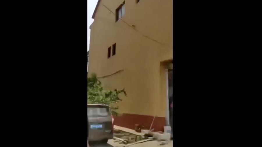 Asap mengepul dari ledakan di Gaomi, Provinsi Shandong, Tiongkok, 27 Mei 2025, dalam tangkapan layar yang diambil dari video media sosial. via REUTERS