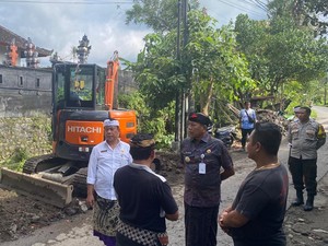 Jalan di Karangasem Rusak Tergerus Banjir Akibat Got Tersumbat Sampah