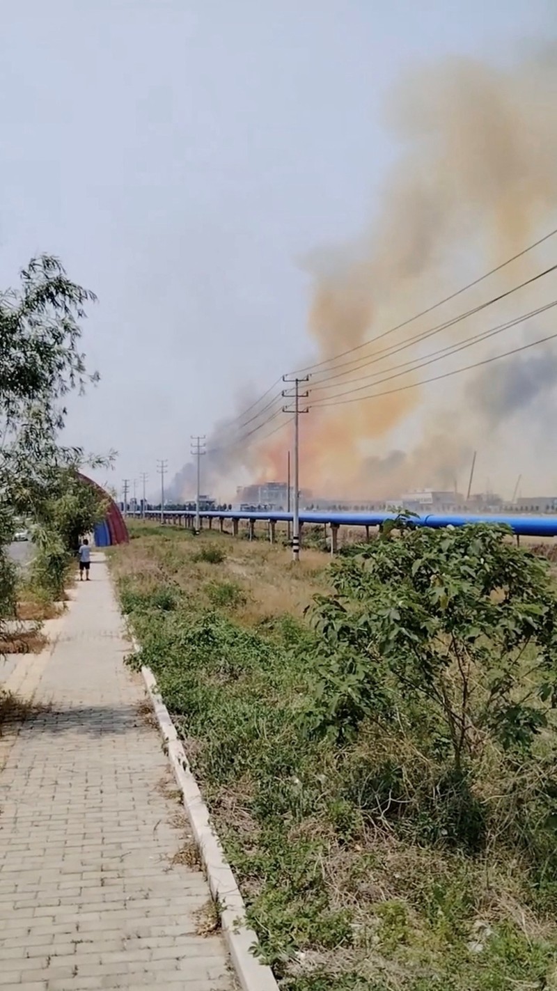 CHINA-BLAST/ Asap mengepul dari ledakan di Gaomi, Provinsi Shandong, Tiongkok, 27 Mei 2025, dalam tangkapan layar yang diambil dari video media sosial. via REUTERS