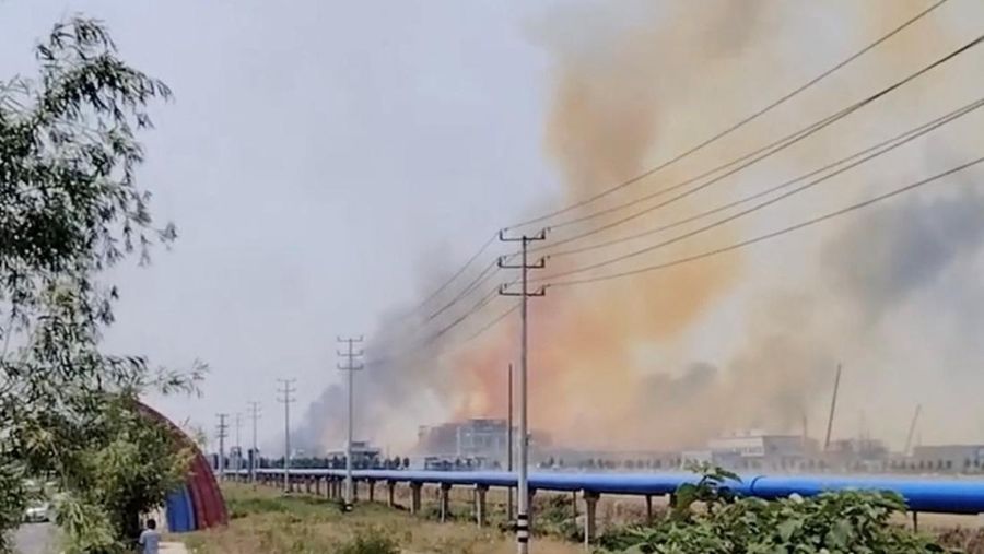 Asap mengepul dari ledakan di Gaomi, Provinsi Shandong, Tiongkok, 27 Mei 2025, dalam tangkapan layar yang diambil dari video media sosial. via REUTERS