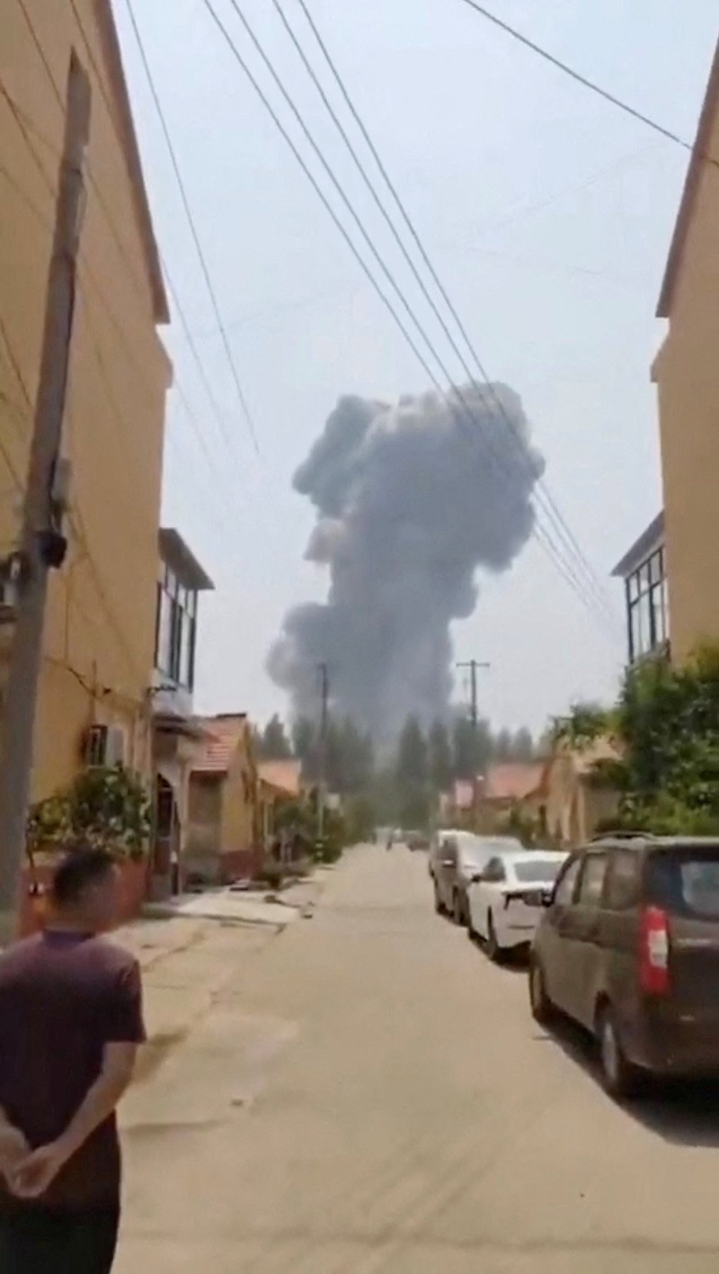 CHINA-BLAST/ Asap mengepul dari ledakan di Gaomi, Provinsi Shandong, Tiongkok, 27 Mei 2025, dalam tangkapan layar yang diambil dari video media sosial. via REUTERS
