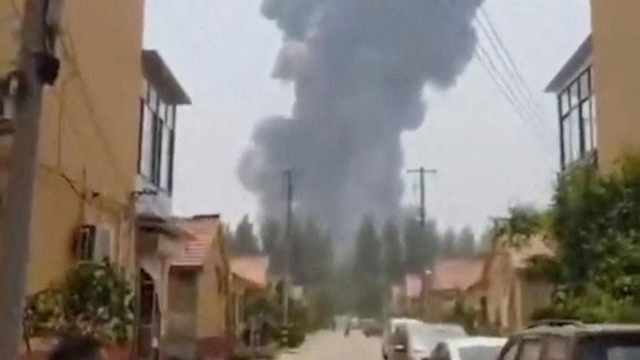 Asap mengepul dari ledakan di Gaomi, Provinsi Shandong, Tiongkok, 27 Mei 2025, dalam tangkapan layar yang diambil dari video media sosial. via REUTERS