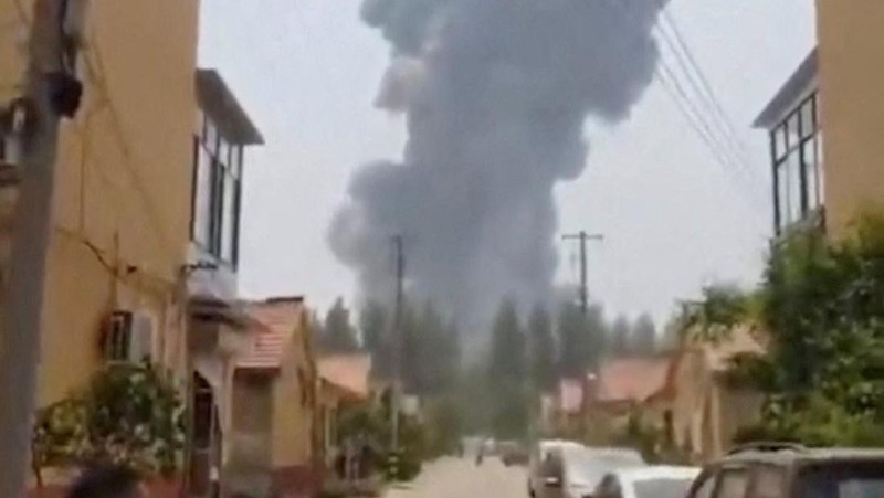 Asap mengepul dari ledakan di Gaomi, Provinsi Shandong, Tiongkok, 27 Mei 2025, dalam tangkapan layar yang diambil dari video media sosial. via REUTERS