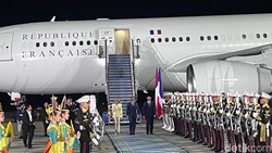 Presiden Prancis Macron Tiba di Indonesia, Disambut Menhan hingga Menlu