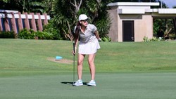 Foto: Gaya Luna Maya Tanding Golf, Stylish Pakai Rok Mini dan Sneakers