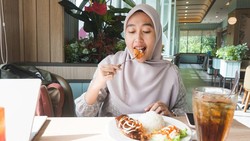 Muslim Tak Sengaja Makan Ayam Goreng Nonhalal, Ini Hukumnya dalam Islam