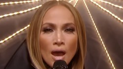 Jennifer Lopez Gemparkan Panggung AMAs 2025, Ciuman dengan 2 Penari Latar