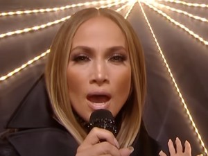 Jennifer Lopez Gemparkan Panggung AMAs 2025, Ciuman dengan 2 Penari Latar