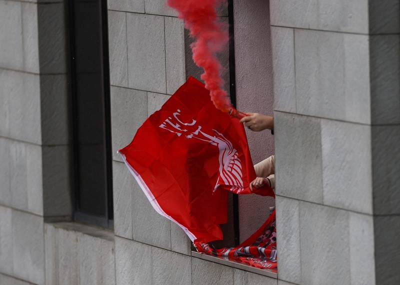 Liverpool menggelar parade bus terbuka untuk merayakan musim kemenangan mereka di Liga Primer Inggris di Merseyside, Inggris, Senin (26/5/2025). (REUTERS/Phil Noble)