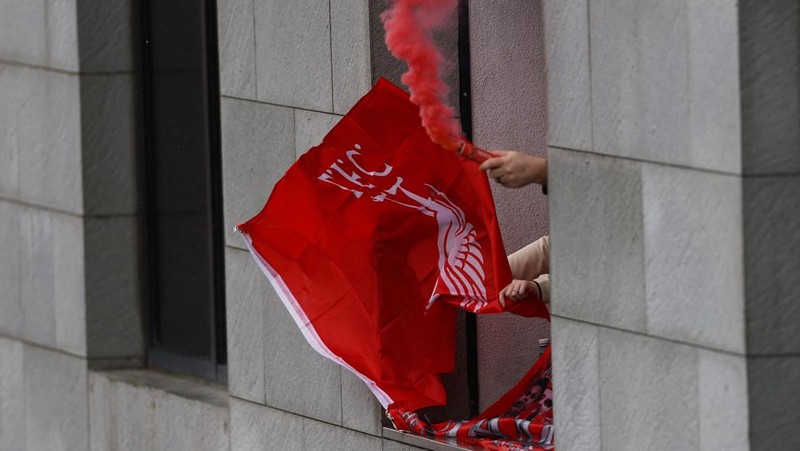 Liverpool menggelar parade bus terbuka untuk merayakan musim kemenangan mereka di Liga Primer Inggris di Merseyside, Inggris, Senin (26/5/2025). (REUTERS/Phil Noble)