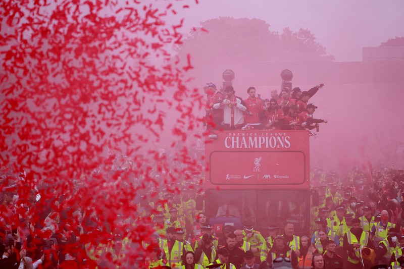 Liverpool menggelar parade bus terbuka untuk merayakan musim kemenangan mereka di Liga Primer Inggris di Merseyside, Inggris, Senin (26/5/2025). (REUTERS/Phil Noble) Liverpool menggelar parade bus terbuka untuk merayakan musim kemenangan mereka di Liga Primer Inggris di Merseyside, Inggris, Senin (26/5/2025). (REUTERS/Phil Noble)
