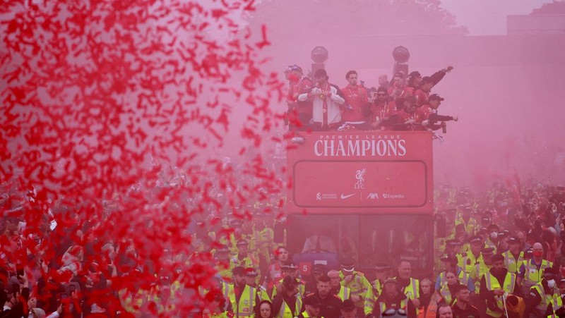 Liverpool menggelar parade bus terbuka untuk merayakan musim kemenangan mereka di Liga Primer Inggris di Merseyside, Inggris, Senin (26/5/2025). (REUTERS/Phil Noble)