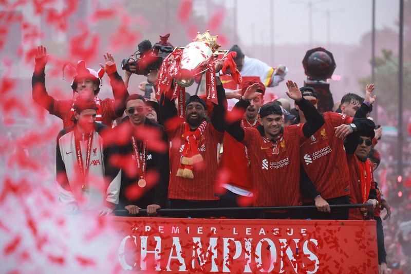 Liverpool menggelar parade bus terbuka untuk merayakan musim kemenangan mereka di Liga Primer Inggris di Merseyside, Inggris, Senin (26/5/2025). (REUTERS/Phil Noble)