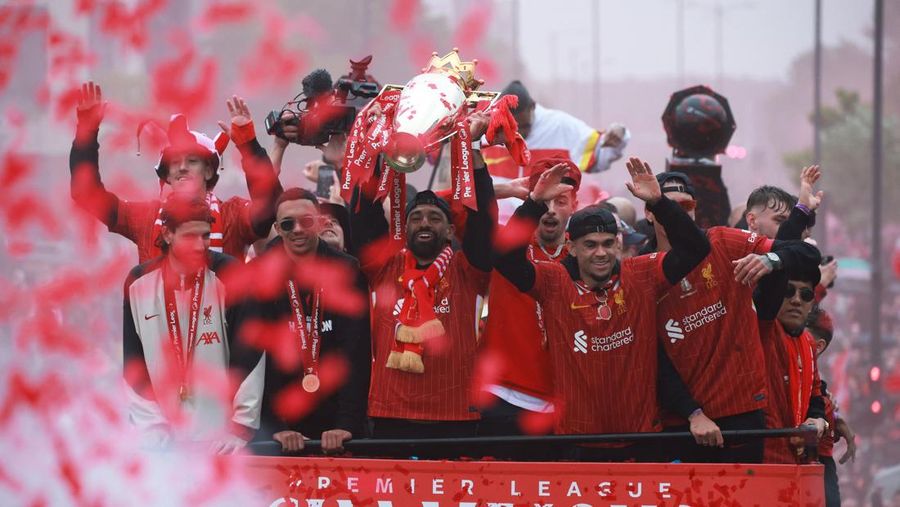 Liverpool menggelar parade bus terbuka untuk merayakan musim kemenangan mereka di Liga Primer Inggris di Merseyside, Inggris, Senin (26/5/2025). (REUTERS/Phil Noble) Liverpool menggelar parade bus terbuka untuk merayakan musim kemenangan mereka di Liga Primer Inggris di Merseyside, Inggris, Senin (26/5/2025). (REUTERS/Phil Noble)