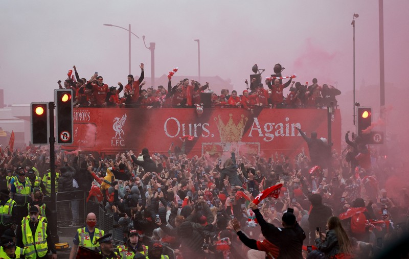 Liverpool menggelar parade bus terbuka untuk merayakan musim kemenangan mereka di Liga Primer Inggris di Merseyside, Inggris, Senin (26/5/2025). (REUTERS/Phil Noble) Liverpool menggelar parade bus terbuka untuk merayakan musim kemenangan mereka di Liga Primer Inggris di Merseyside, Inggris, Senin (26/5/2025). (REUTERS/Phil Noble)