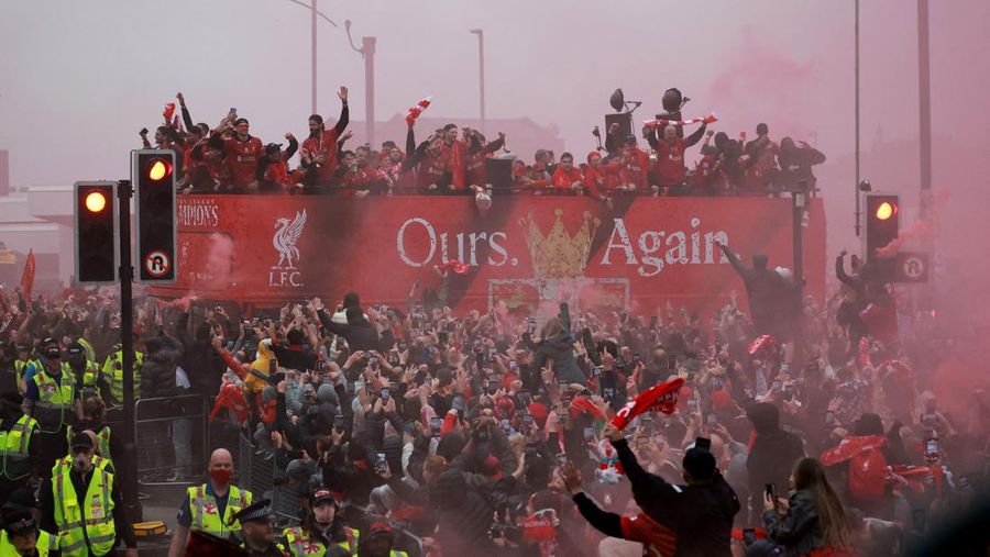 Liverpool menggelar parade bus terbuka untuk merayakan musim kemenangan mereka di Liga Primer Inggris di Merseyside, Inggris, Senin (26/5/2025). (REUTERS/Phil Noble) Liverpool menggelar parade bus terbuka untuk merayakan musim kemenangan mereka di Liga Primer Inggris di Merseyside, Inggris, Senin (26/5/2025). (REUTERS/Phil Noble)