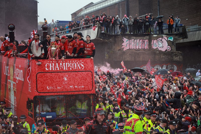 Liverpool menggelar parade bus terbuka untuk merayakan musim kemenangan mereka di Liga Primer Inggris di Merseyside, Inggris, Senin (26/5/2025). (REUTERS/Phil Noble) Liverpool menggelar parade bus terbuka untuk merayakan musim kemenangan mereka di Liga Primer Inggris di Merseyside, Inggris, Senin (26/5/2025). (REUTERS/Phil Noble)