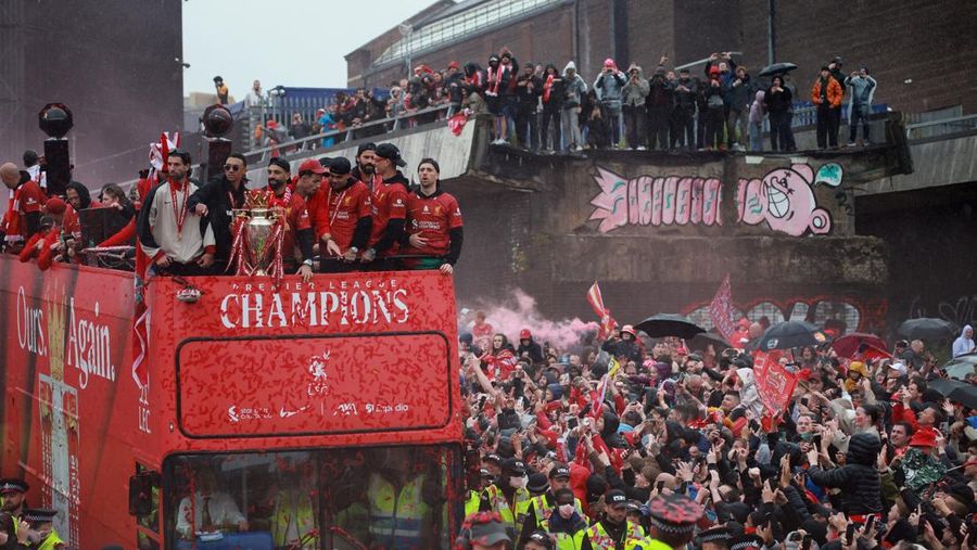 Liverpool menggelar parade bus terbuka untuk merayakan musim kemenangan mereka di Liga Primer Inggris di Merseyside, Inggris, Senin (26/5/2025). (REUTERS/Phil Noble) Liverpool menggelar parade bus terbuka untuk merayakan musim kemenangan mereka di Liga Primer Inggris di Merseyside, Inggris, Senin (26/5/2025). (REUTERS/Phil Noble)