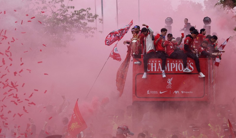 Liverpool menggelar parade bus terbuka untuk merayakan musim kemenangan mereka di Liga Primer Inggris di Merseyside, Inggris, Senin (26/5/2025). (REUTERS/Phil Noble) Liverpool menggelar parade bus terbuka untuk merayakan musim kemenangan mereka di Liga Primer Inggris di Merseyside, Inggris, Senin (26/5/2025). (REUTERS/Phil Noble)