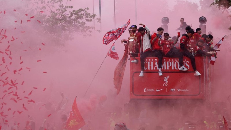 Liverpool menggelar parade bus terbuka untuk merayakan musim kemenangan mereka di Liga Primer Inggris di Merseyside, Inggris, Senin (26/5/2025). (REUTERS/Phil Noble)