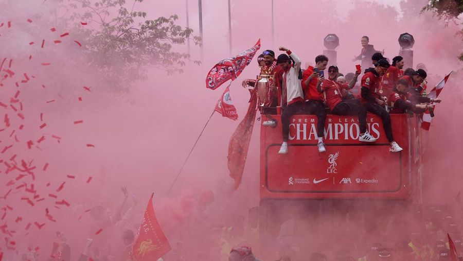 Liverpool menggelar parade bus terbuka untuk merayakan musim kemenangan mereka di Liga Primer Inggris di Merseyside, Inggris, Senin (26/5/2025). (REUTERS/Phil Noble) Liverpool menggelar parade bus terbuka untuk merayakan musim kemenangan mereka di Liga Primer Inggris di Merseyside, Inggris, Senin (26/5/2025). (REUTERS/Phil Noble)