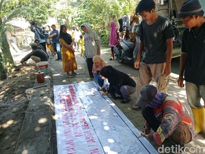 Warga Dasan Geria Demo Tolak Alih Fungsi Lahan Sekolah ke Yayasan