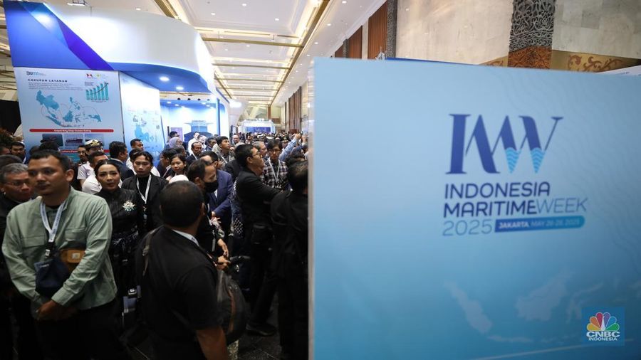 Pameran industri maritim, Indonesia Maritime Week 2025 dibuka di JCC Senayan, Jakarta, Senin (26/5/2025). Pameran berlangsung selama tiga hari 26-28 Mei 2025. (CNBC Indonesia/Tri Susilo) Pameran industri maritim, Indonesia Maritime Week 2025 dibuka di JCC Senayan, Jakarta, Senin (26/5/2025). Pameran berlangsung selama tiga hari 26-28 Mei 2025. (CNBC Indonesia/Tri Susilo)