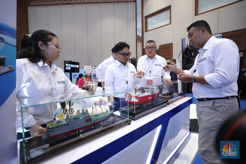 Pameran industri maritim, Indonesia Maritime Week 2025 dibuka di JCC Senayan, Jakarta, Senin (26/5/2025). Pameran berlangsung selama tiga hari 26-28 Mei 2025. (CNBC Indonesia/Tri Susilo) Pameran industri maritim, Indonesia Maritime Week 2025 dibuka di JCC Senayan, Jakarta, Senin (26/5/2025). Pameran berlangsung selama tiga hari 26-28 Mei 2025. (CNBC Indonesia/Tri Susilo)