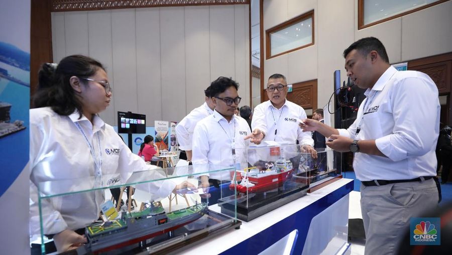 Pameran industri maritim, Indonesia Maritime Week 2025 dibuka di JCC Senayan, Jakarta, Senin (26/5/2025). Pameran berlangsung selama tiga hari 26-28 Mei 2025. (CNBC Indonesia/Tri Susilo) Pameran industri maritim, Indonesia Maritime Week 2025 dibuka di JCC Senayan, Jakarta, Senin (26/5/2025). Pameran berlangsung selama tiga hari 26-28 Mei 2025. (CNBC Indonesia/Tri Susilo)