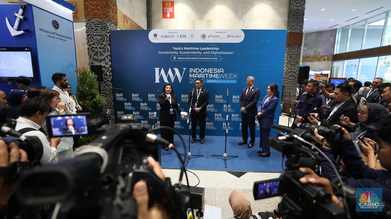 Pameran industri maritim, Indonesia Maritime Week 2025 dibuka di JCC Senayan, Jakarta, Senin (26/5/2025). Pameran berlangsung selama tiga hari 26-28 Mei 2025. (CNBC Indonesia/Tri Susilo) Pameran industri maritim, Indonesia Maritime Week 2025 dibuka di JCC Senayan, Jakarta, Senin (26/5/2025). Pameran berlangsung selama tiga hari 26-28 Mei 2025. (CNBC Indonesia/Tri Susilo)