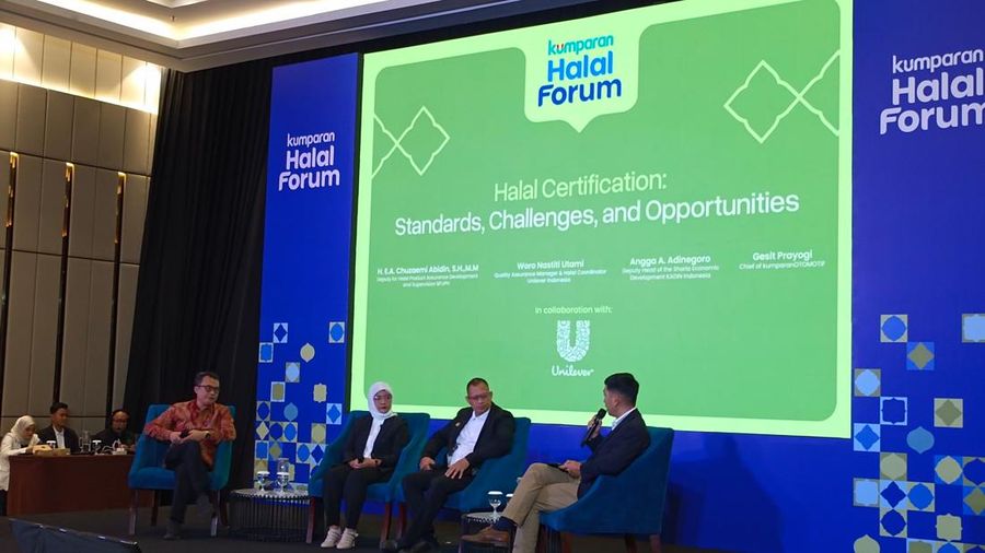 Panel diskusi dalam acara Halal Forum di Jakarta, Selasa (27/5/2025). (CNBC Indonesia/Martyasari Rizky)
