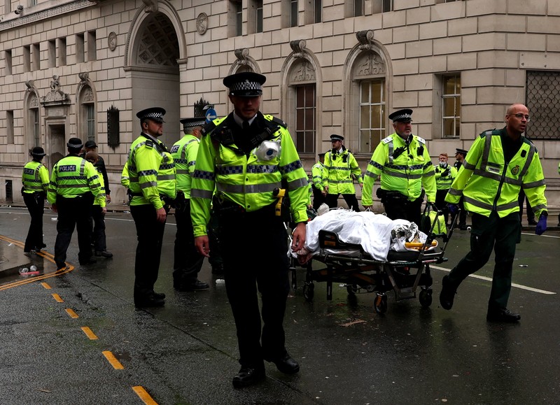 Petugas layanan darurat beklerja pada lokasi kejadian setelah beberapa orang tertabrak mobil selama parade Kemenangan Liga Primer Inggris di Merseyside, Liverpool, Inggris, Senin (26/5/2025). (REUTERS/Phil Noble) Petugas layanan darurat beklerja pada lokasi kejadian setelah beberapa orang tertabrak mobil selama parade Kemenangan Liga Primer Inggris di Merseyside, Liverpool, Inggris, Senin (26/5/2025). (REUTERS/Phil Noble)