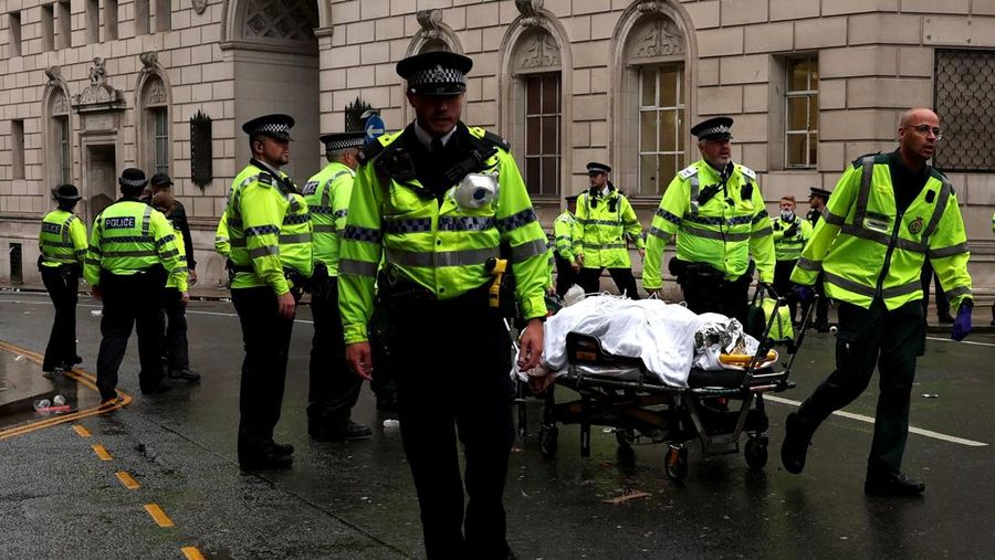Petugas layanan darurat beklerja pada lokasi kejadian setelah beberapa orang tertabrak mobil selama parade Kemenangan Liga Primer Inggris di Merseyside, Liverpool, Inggris, Senin (26/5/2025). (REUTERS/Phil Noble) Petugas layanan darurat beklerja pada lokasi kejadian setelah beberapa orang tertabrak mobil selama parade Kemenangan Liga Primer Inggris di Merseyside, Liverpool, Inggris, Senin (26/5/2025). (REUTERS/Phil Noble)