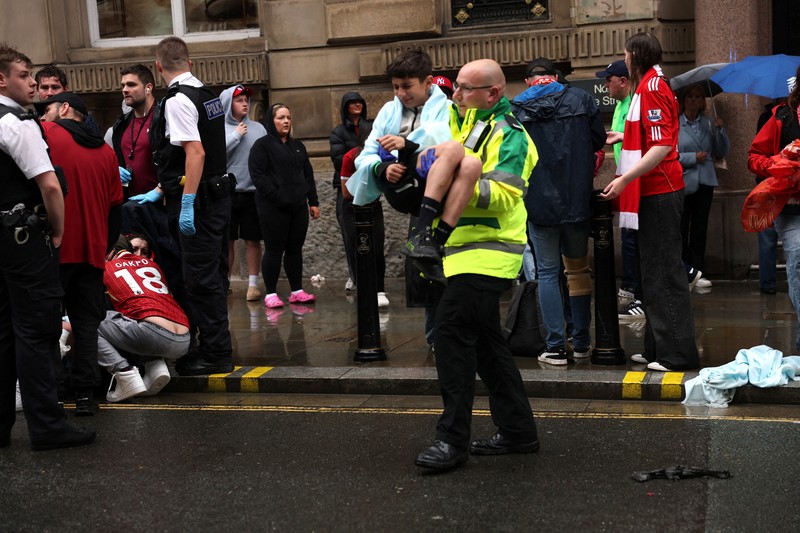 Petugas layanan darurat beklerja pada lokasi kejadian setelah beberapa orang tertabrak mobil selama parade Kemenangan Liga Primer Inggris di Merseyside, Liverpool, Inggris, Senin (26/5/2025). (REUTERS/Phil Noble) Petugas layanan darurat beklerja pada lokasi kejadian setelah beberapa orang tertabrak mobil selama parade Kemenangan Liga Primer Inggris di Merseyside, Liverpool, Inggris, Senin (26/5/2025). (REUTERS/Phil Noble)