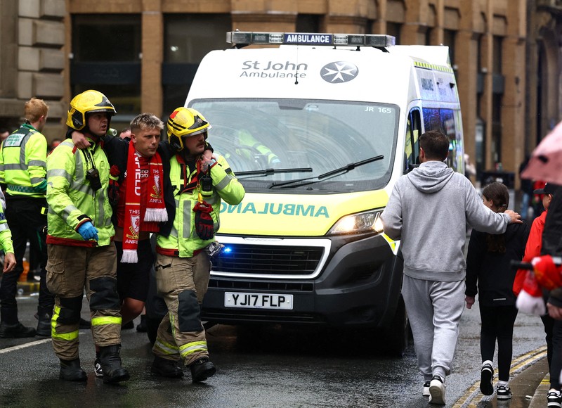 Petugas layanan darurat beklerja pada lokasi kejadian setelah beberapa orang tertabrak mobil selama parade Kemenangan Liga Primer Inggris di Merseyside, Liverpool, Inggris, Senin (26/5/2025). (REUTERS/Phil Noble) Petugas layanan darurat beklerja pada lokasi kejadian setelah beberapa orang tertabrak mobil selama parade Kemenangan Liga Primer Inggris di Merseyside, Liverpool, Inggris, Senin (26/5/2025). (REUTERS/Phil Noble)