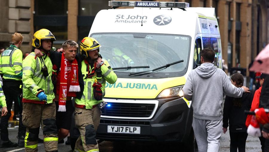 Petugas layanan darurat beklerja pada lokasi kejadian setelah beberapa orang tertabrak mobil selama parade Kemenangan Liga Primer Inggris di Merseyside, Liverpool, Inggris, Senin (26/5/2025). (REUTERS/Phil Noble)