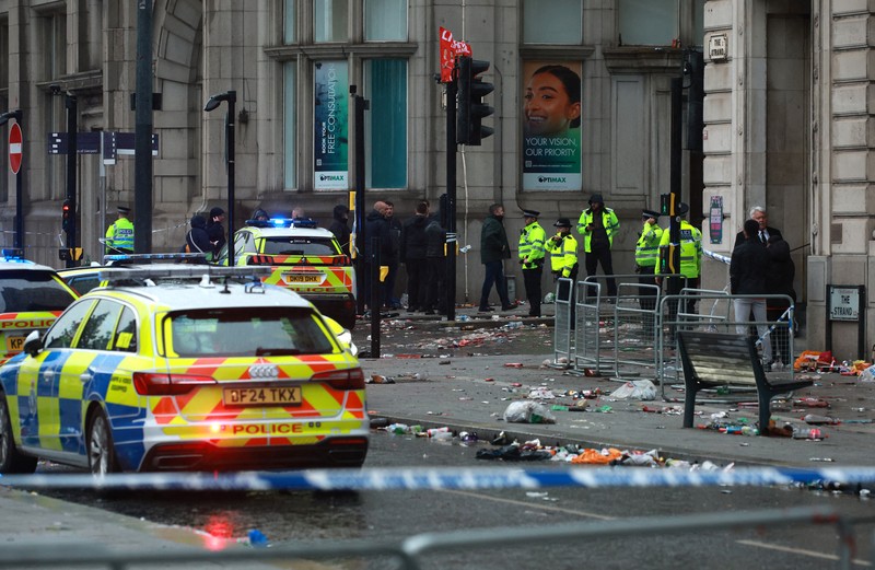 Petugas layanan darurat beklerja pada lokasi kejadian setelah beberapa orang tertabrak mobil selama parade Kemenangan Liga Primer Inggris di Merseyside, Liverpool, Inggris, Senin (26/5/2025). (REUTERS/Phil Noble) Petugas layanan darurat beklerja pada lokasi kejadian setelah beberapa orang tertabrak mobil selama parade Kemenangan Liga Primer Inggris di Merseyside, Liverpool, Inggris, Senin (26/5/2025). (REUTERS/Phil Noble)