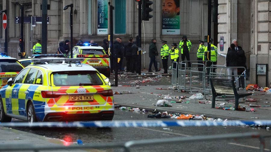 Petugas layanan darurat beklerja pada lokasi kejadian setelah beberapa orang tertabrak mobil selama parade Kemenangan Liga Primer Inggris di Merseyside, Liverpool, Inggris, Senin (26/5/2025). (REUTERS/Phil Noble) Petugas layanan darurat beklerja pada lokasi kejadian setelah beberapa orang tertabrak mobil selama parade Kemenangan Liga Primer Inggris di Merseyside, Liverpool, Inggris, Senin (26/5/2025). (REUTERS/Phil Noble)
