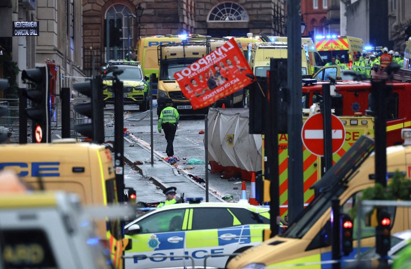 Petugas layanan darurat beklerja pada lokasi kejadian setelah beberapa orang tertabrak mobil selama parade Kemenangan Liga Primer Inggris di Merseyside, Liverpool, Inggris, Senin (26/5/2025). (REUTERS/Phil Noble) Petugas layanan darurat beklerja pada lokasi kejadian setelah beberapa orang tertabrak mobil selama parade Kemenangan Liga Primer Inggris di Merseyside, Liverpool, Inggris, Senin (26/5/2025). (REUTERS/Phil Noble)