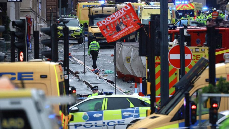 Petugas layanan darurat beklerja pada lokasi kejadian setelah beberapa orang tertabrak mobil selama parade Kemenangan Liga Primer Inggris di Merseyside, Liverpool, Inggris, Senin (26/5/2025). (REUTERS/Phil Noble)