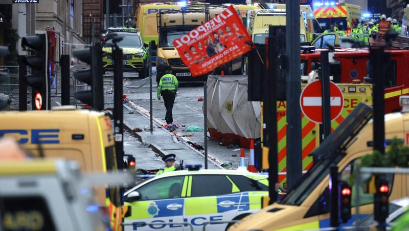 Petugas layanan darurat beklerja pada lokasi kejadian setelah beberapa orang tertabrak mobil selama parade Kemenangan Liga Primer Inggris di Merseyside, Liverpool, Inggris, Senin (26/5/2025). (REUTERS/Phil Noble)