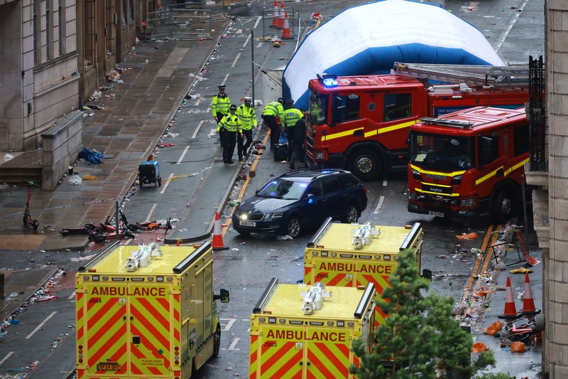 Petugas layanan darurat beklerja pada lokasi kejadian setelah beberapa orang tertabrak mobil selama parade Kemenangan Liga Primer Inggris di Merseyside, Liverpool, Inggris, Senin (26/5/2025). (REUTERS/Phil Noble) Petugas layanan darurat beklerja pada lokasi kejadian setelah beberapa orang tertabrak mobil selama parade Kemenangan Liga Primer Inggris di Merseyside, Liverpool, Inggris, Senin (26/5/2025). (REUTERS/Phil Noble)