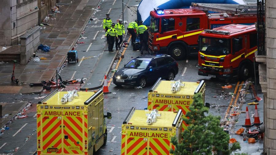 Petugas layanan darurat beklerja pada lokasi kejadian setelah beberapa orang tertabrak mobil selama parade Kemenangan Liga Primer Inggris di Merseyside, Liverpool, Inggris, Senin (26/5/2025). (REUTERS/Phil Noble)