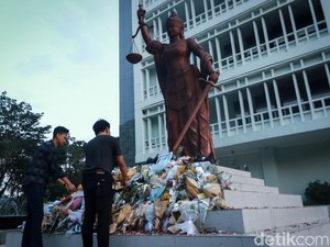 Video: Tumpukan Bunga di Patung Dewi Keadilan FH UGM untuk Argo