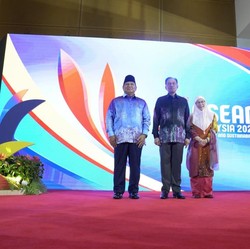 Tampil Gagah, Prabowo Pakai Batik Biru Khas Malaysia di KTT ASEAN