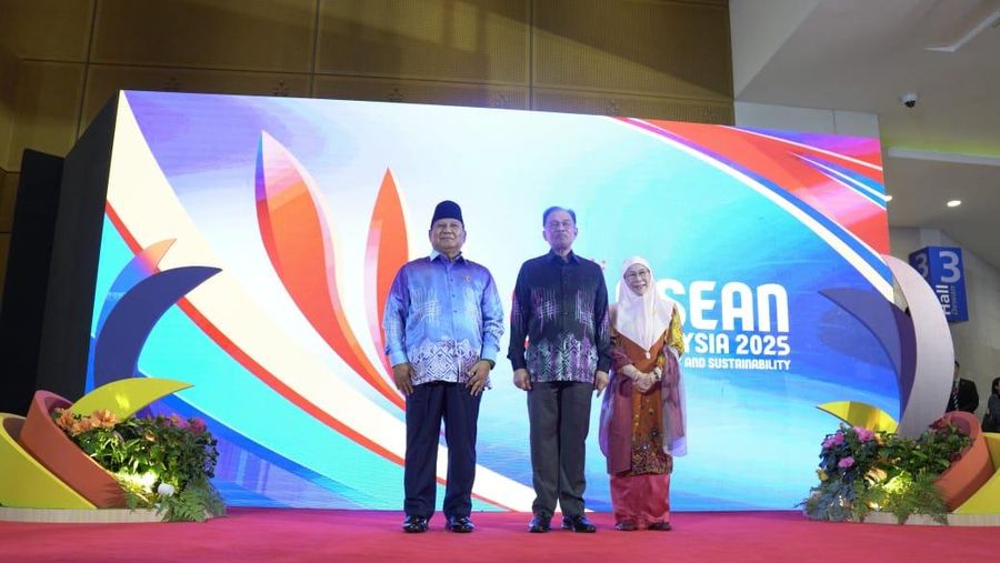 Presiden Prabowo Subianto menghadiri gala diner Konferesi Tingkat Tinggi (KTT) Ke - 46 ASEAN di Kuala Lumpur Comvention Center (KLCC), dengan mengenakan pakaian batik yang seragam dengan seluruh kepala negara yang hadir. (Dok. BPMI)
